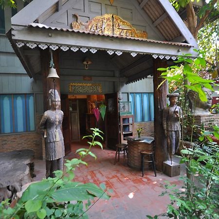 Ayutthaya Bouchic Hostel Exteriör bild