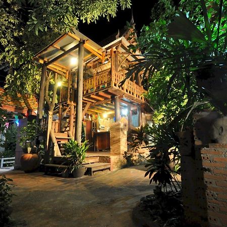 Ayutthaya Bouchic Hostel Exteriör bild