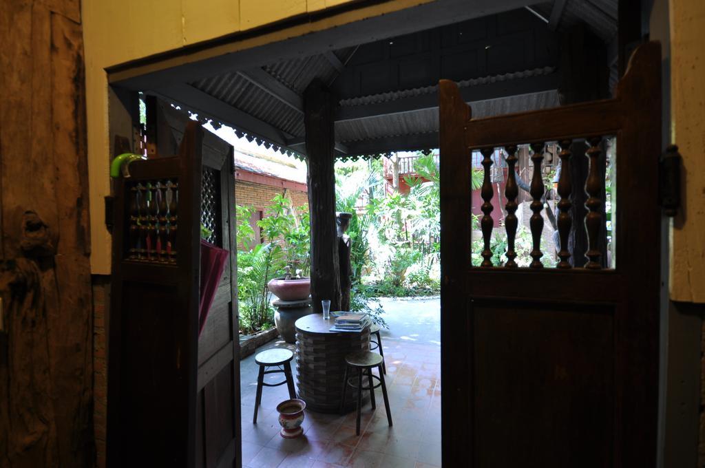 Ayutthaya Bouchic Hostel Exteriör bild