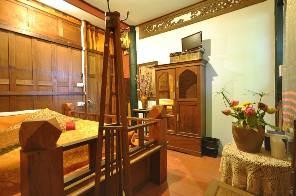 Ayutthaya Bouchic Hostel Exteriör bild