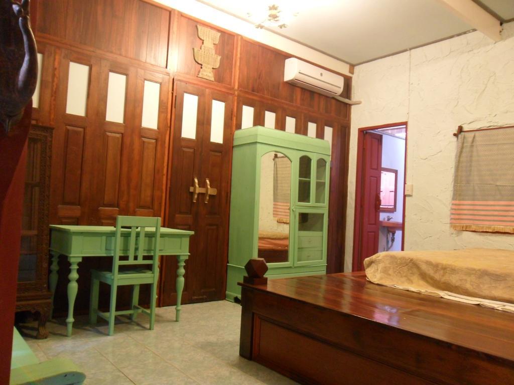 Ayutthaya Bouchic Hostel Exteriör bild