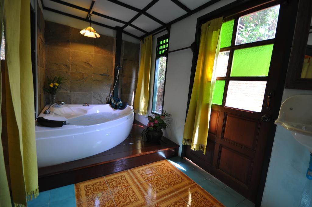 Ayutthaya Bouchic Hostel Exteriör bild