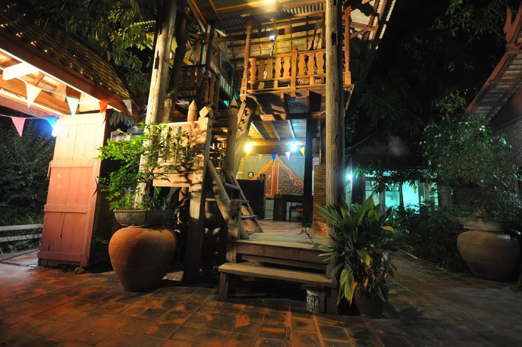 Ayutthaya Bouchic Hostel Exteriör bild
