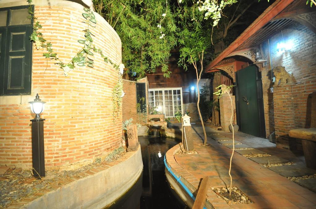 Ayutthaya Bouchic Hostel Exteriör bild