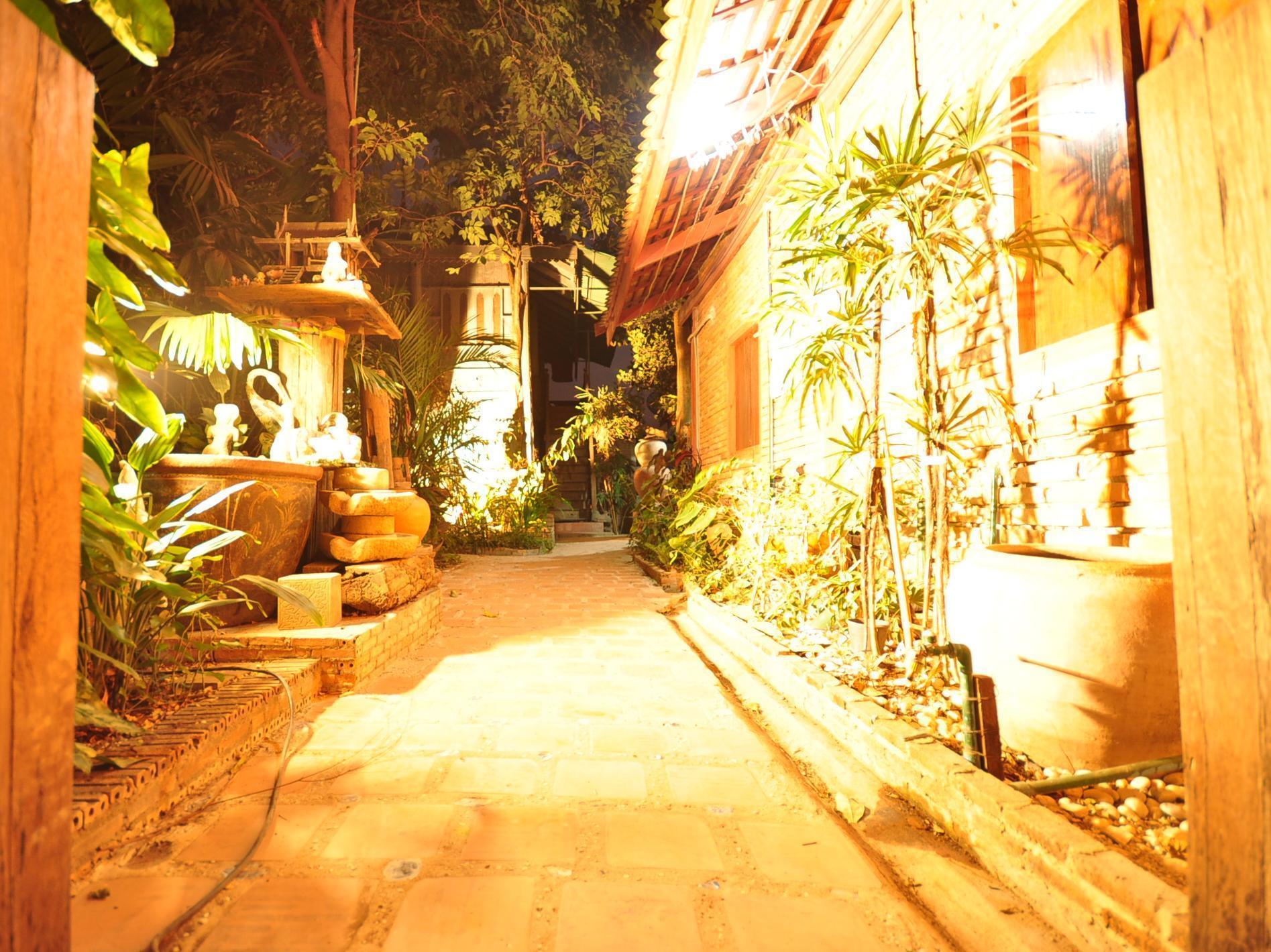 Ayutthaya Bouchic Hostel Exteriör bild