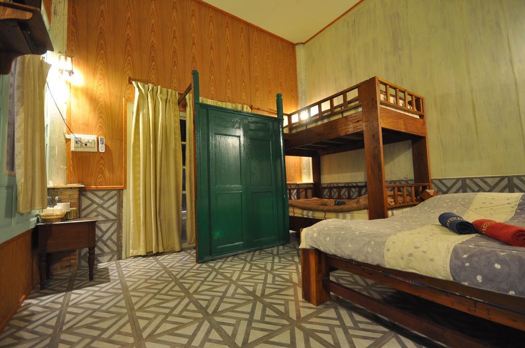Ayutthaya Bouchic Hostel Exteriör bild