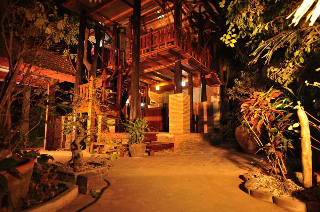 Ayutthaya Bouchic Hostel Exteriör bild