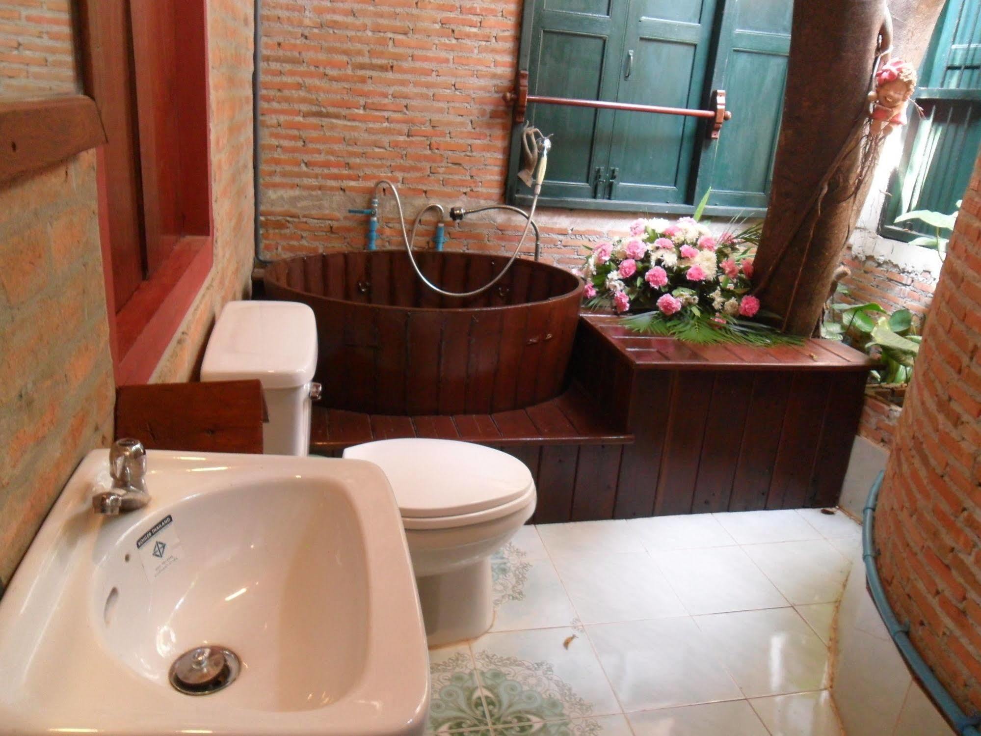 Ayutthaya Bouchic Hostel Exteriör bild