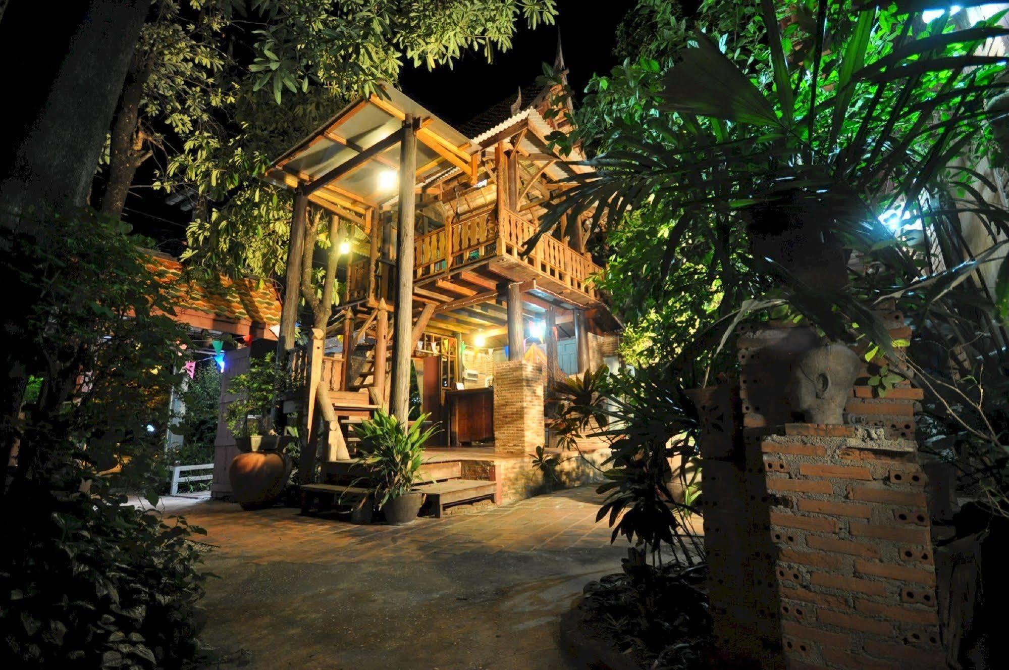 Ayutthaya Bouchic Hostel Exteriör bild