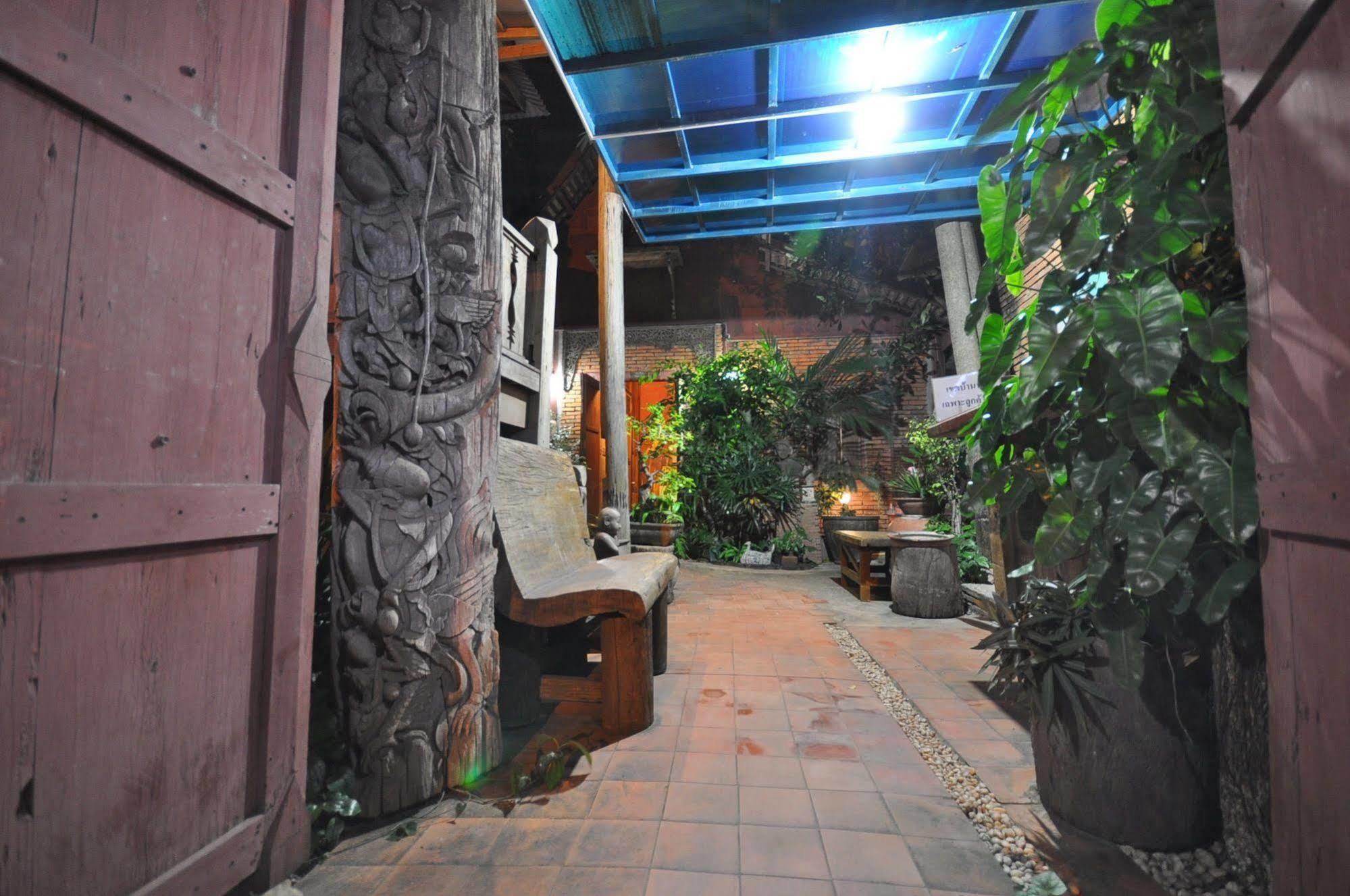 Ayutthaya Bouchic Hostel Exteriör bild