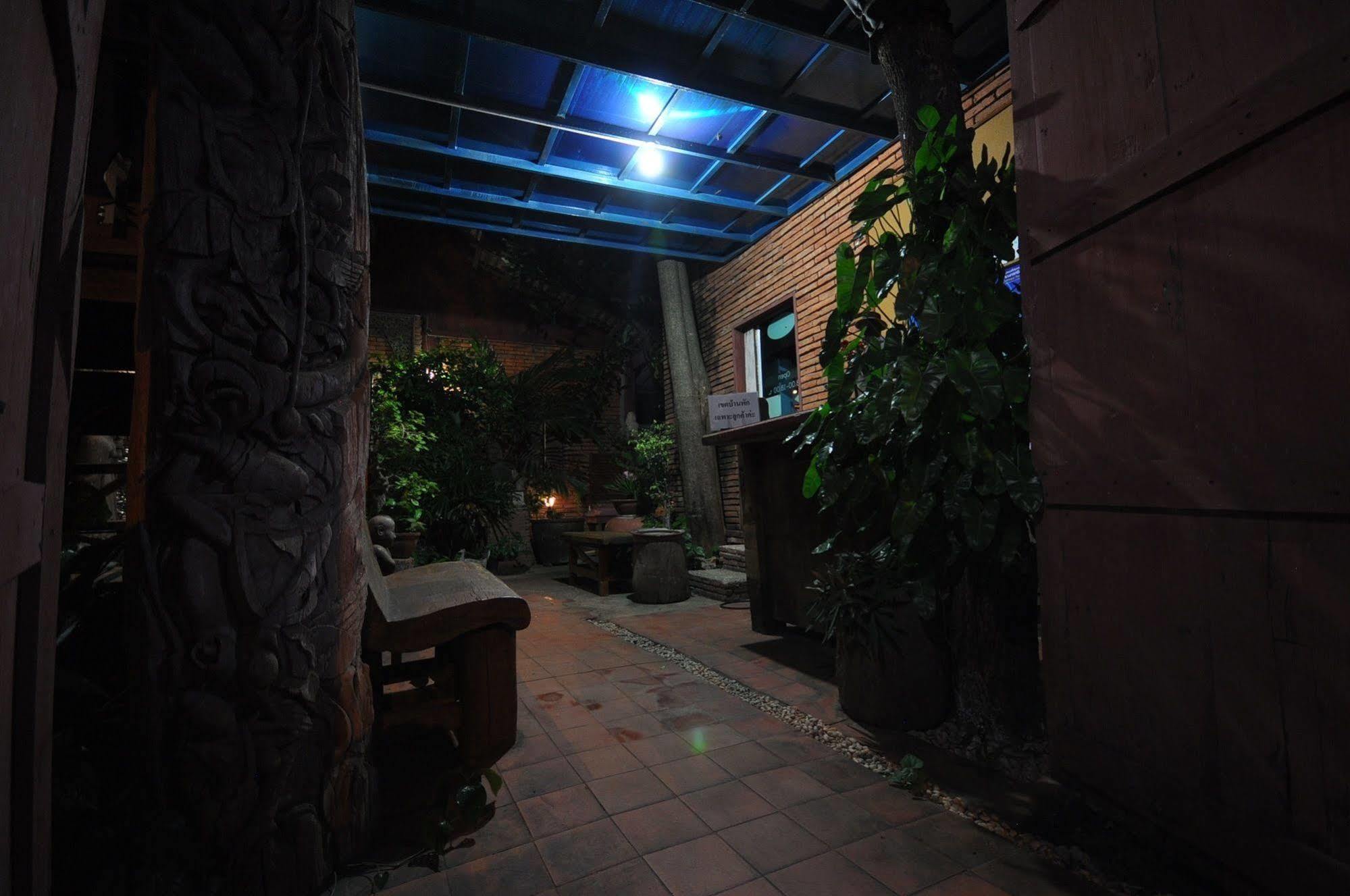 Ayutthaya Bouchic Hostel Exteriör bild