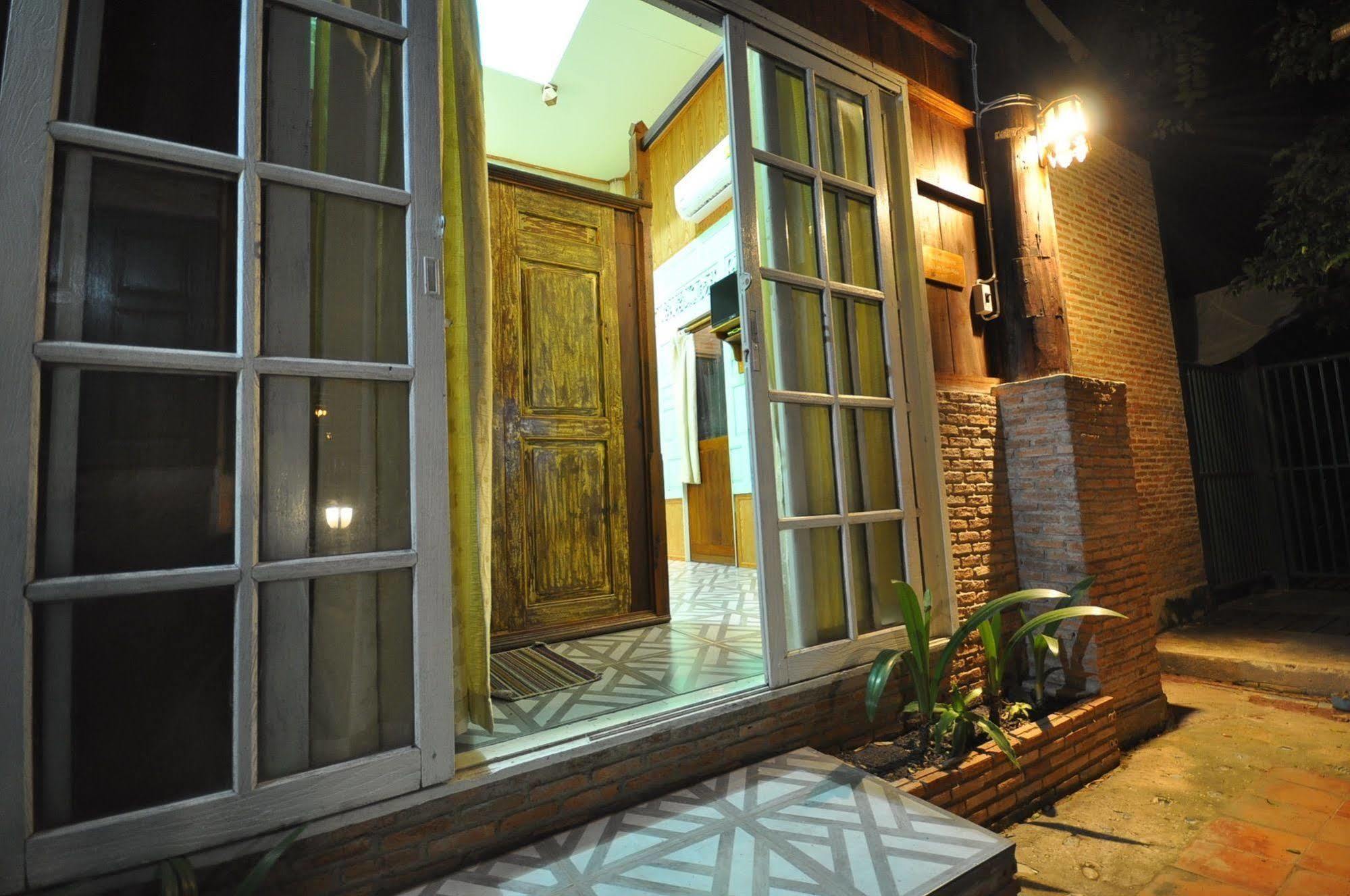 Ayutthaya Bouchic Hostel Exteriör bild