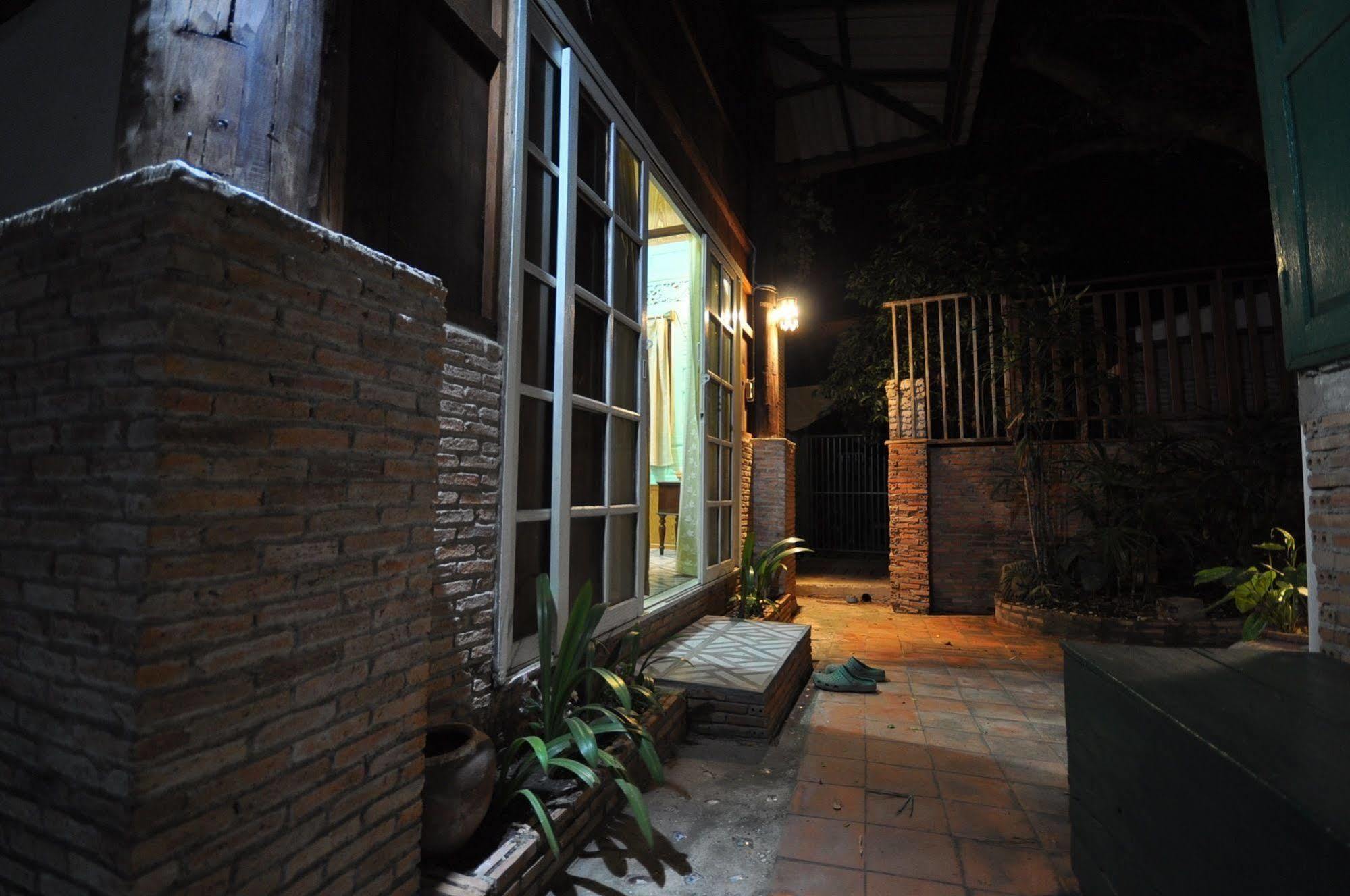 Ayutthaya Bouchic Hostel Exteriör bild