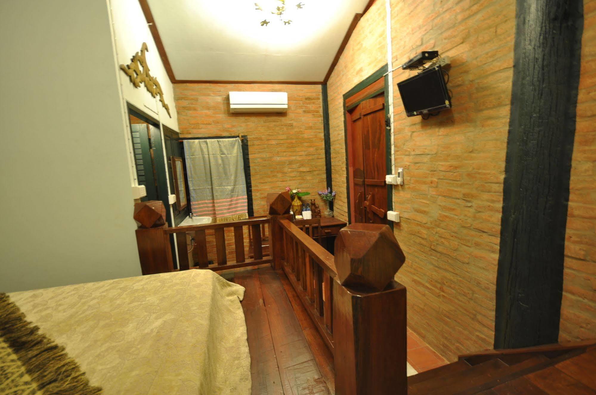 Ayutthaya Bouchic Hostel Exteriör bild