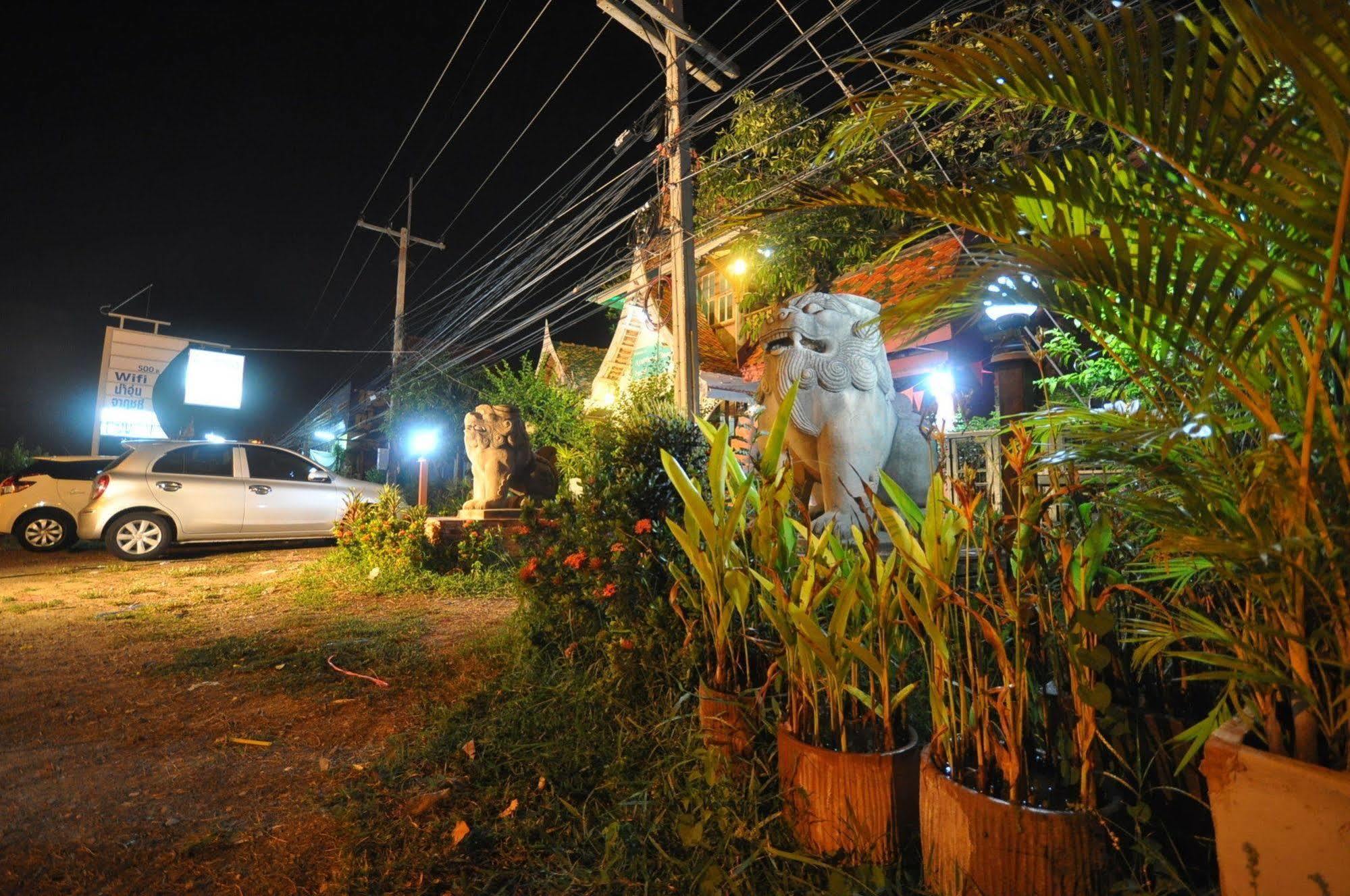 Ayutthaya Bouchic Hostel Exteriör bild