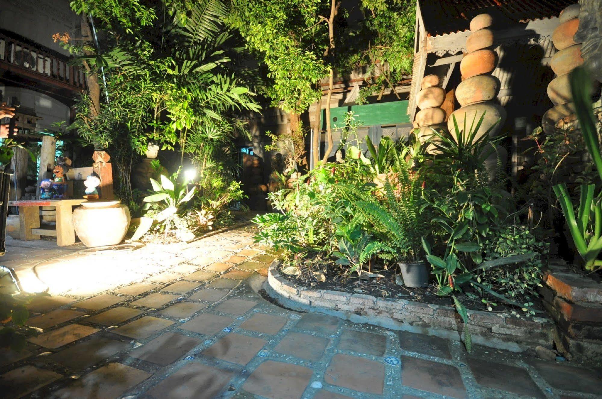 Ayutthaya Bouchic Hostel Exteriör bild