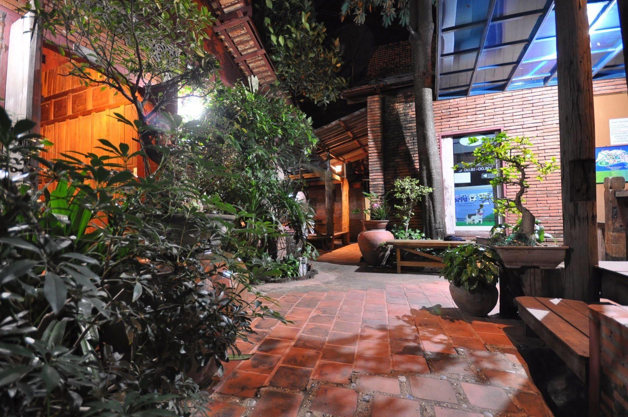 Ayutthaya Bouchic Hostel Exteriör bild