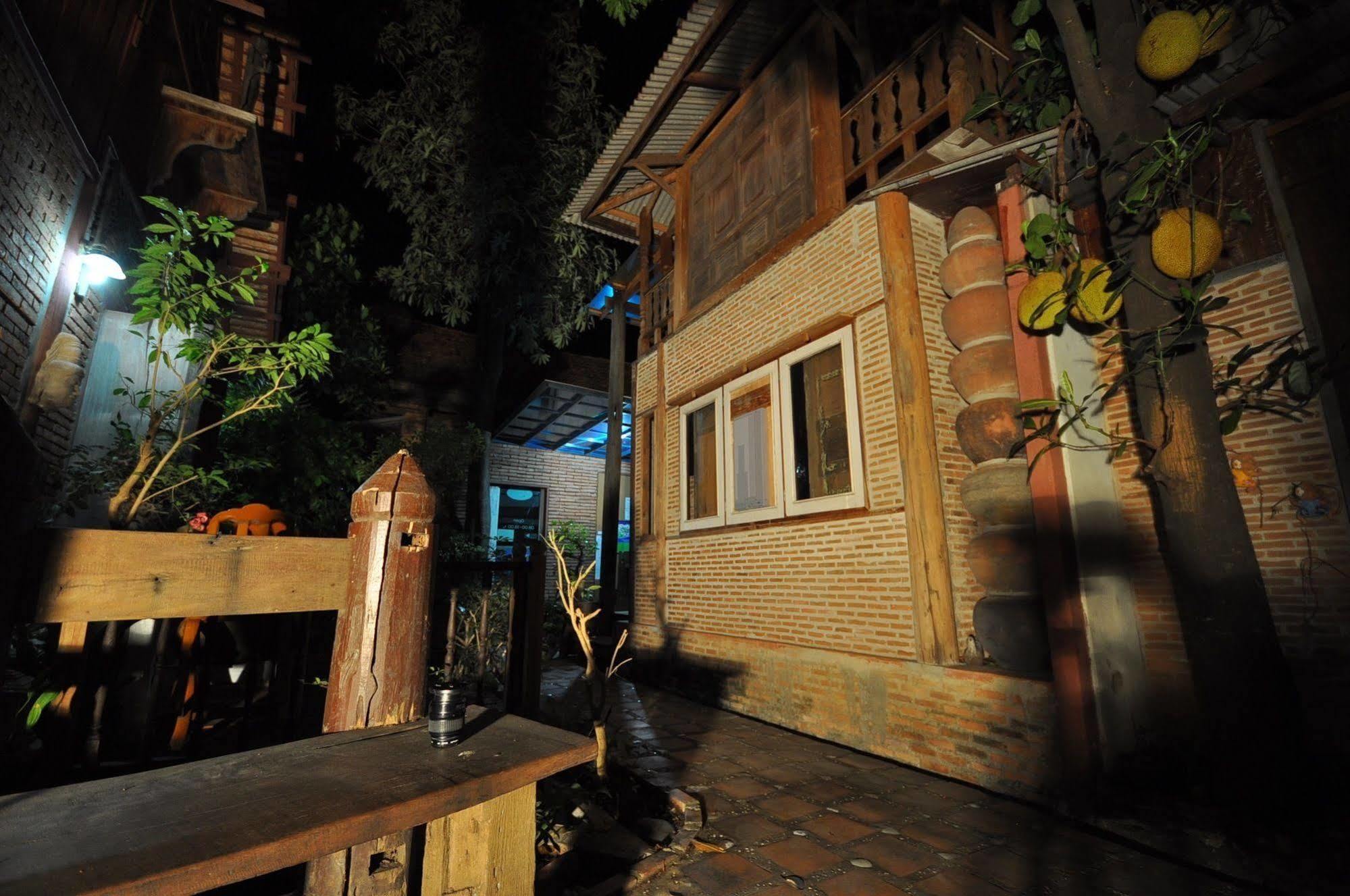 Ayutthaya Bouchic Hostel Exteriör bild