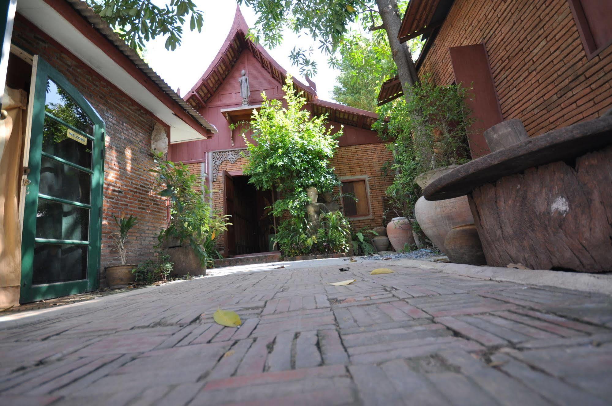 Ayutthaya Bouchic Hostel Exteriör bild