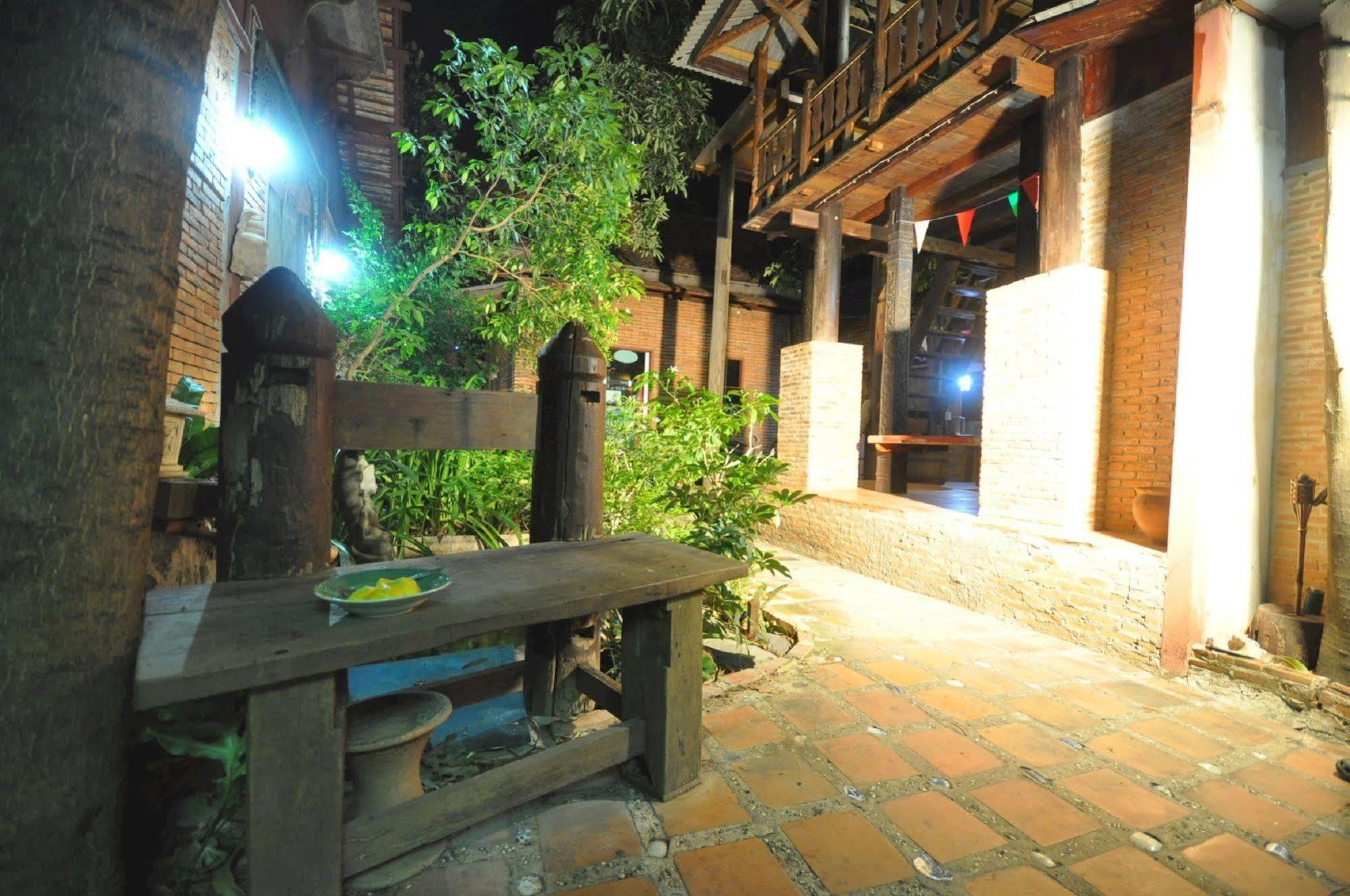 Ayutthaya Bouchic Hostel Exteriör bild