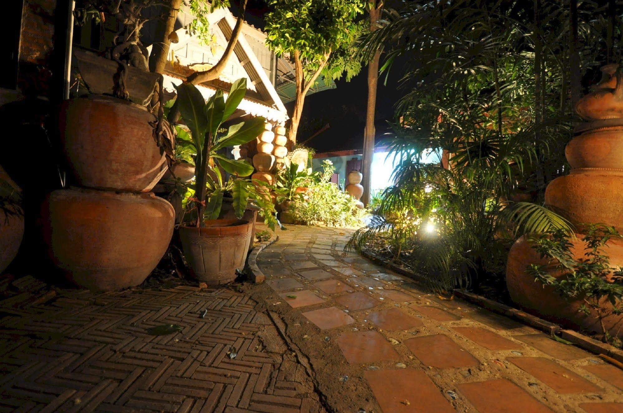 Ayutthaya Bouchic Hostel Exteriör bild