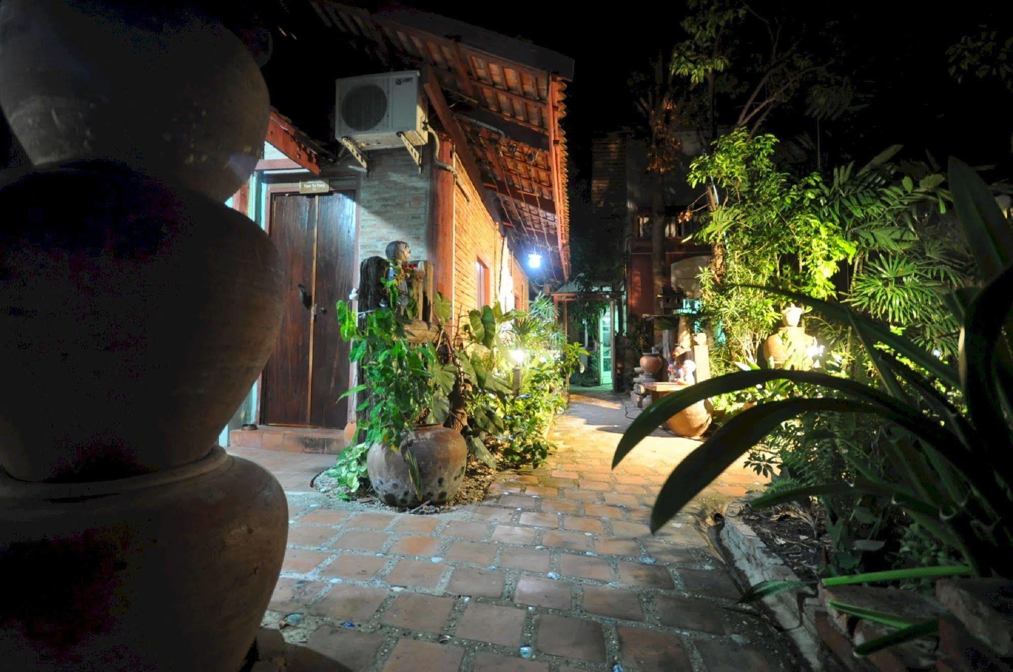 Ayutthaya Bouchic Hostel Exteriör bild