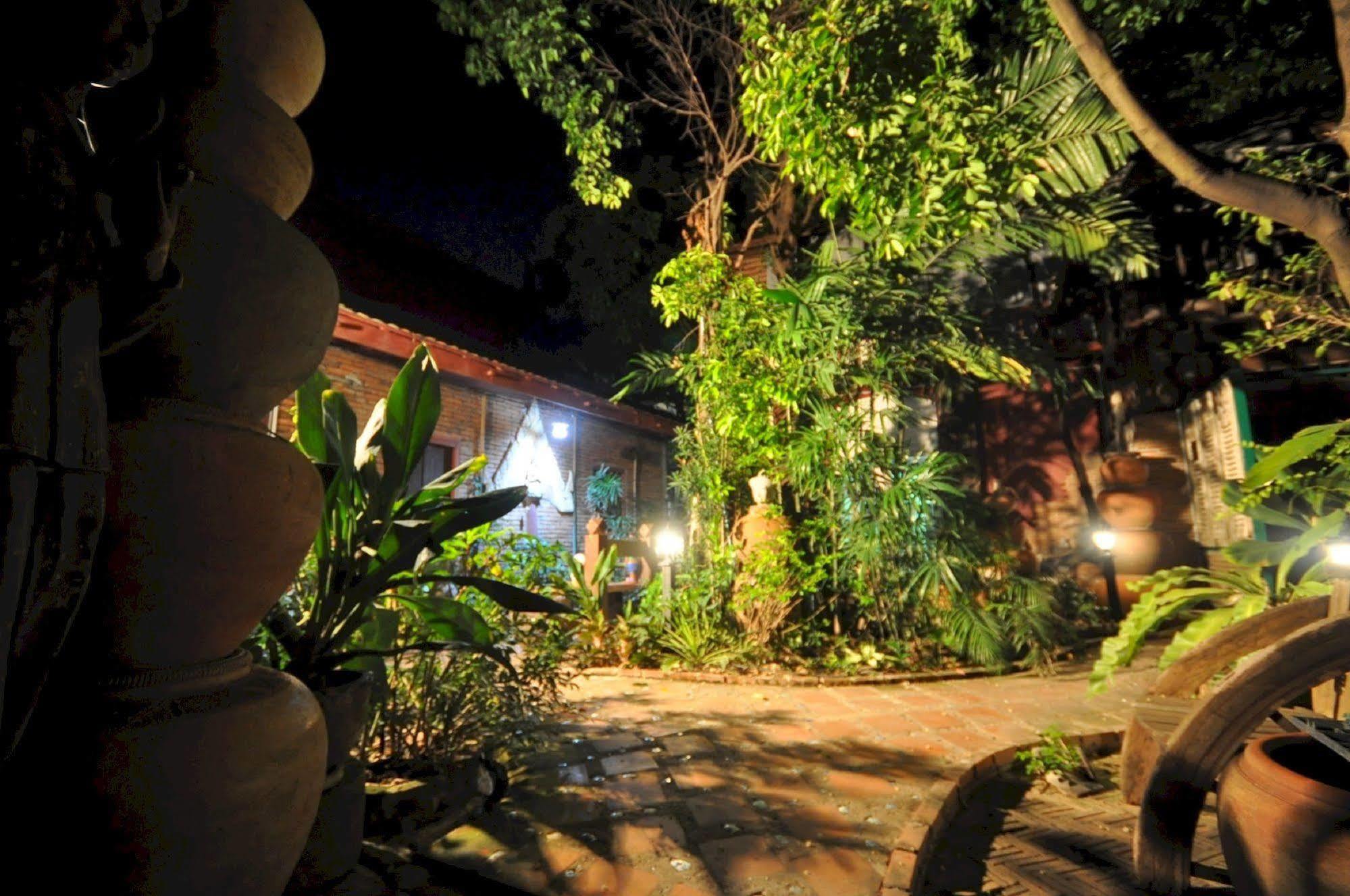 Ayutthaya Bouchic Hostel Exteriör bild