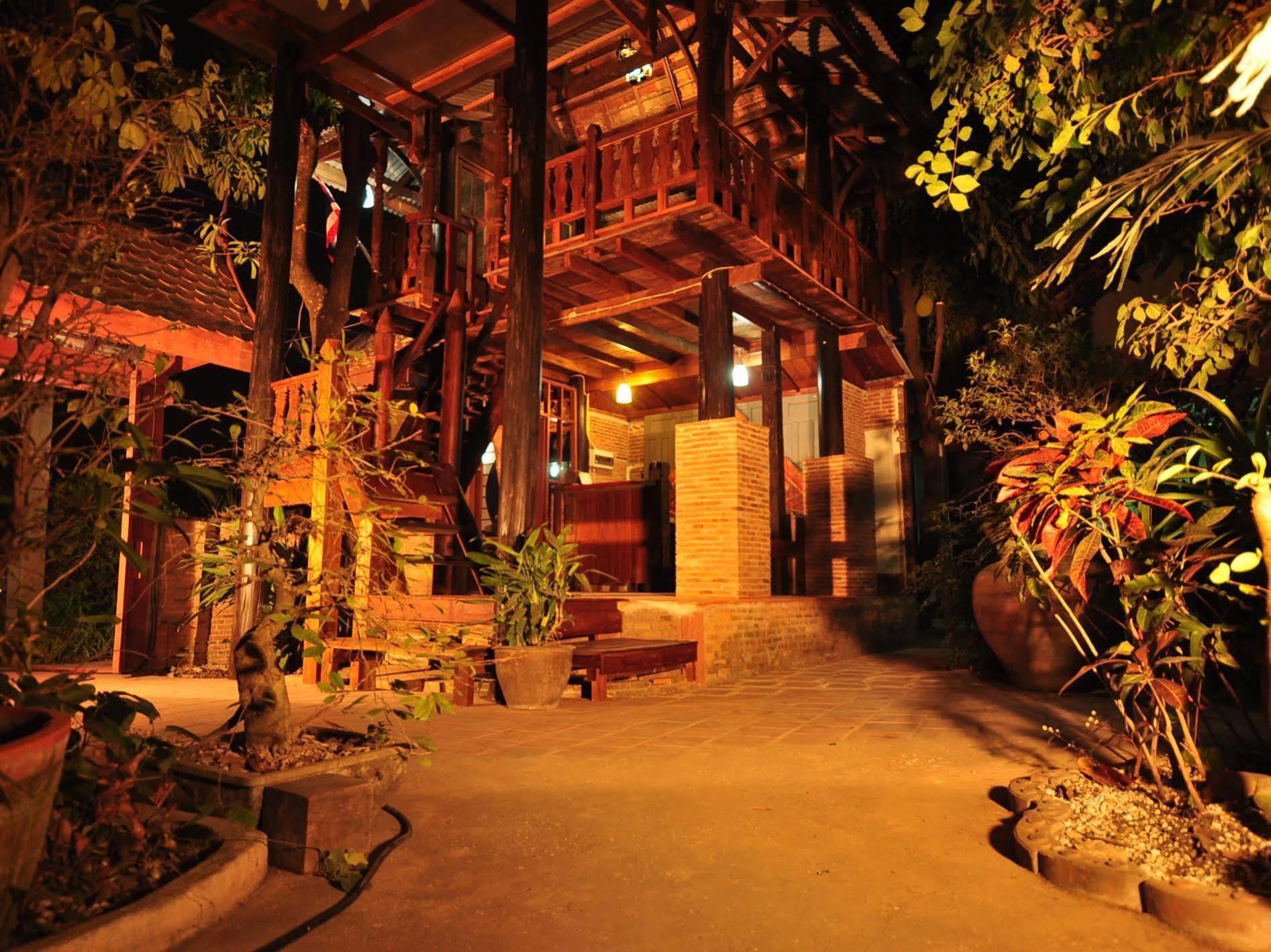 Ayutthaya Bouchic Hostel Exteriör bild